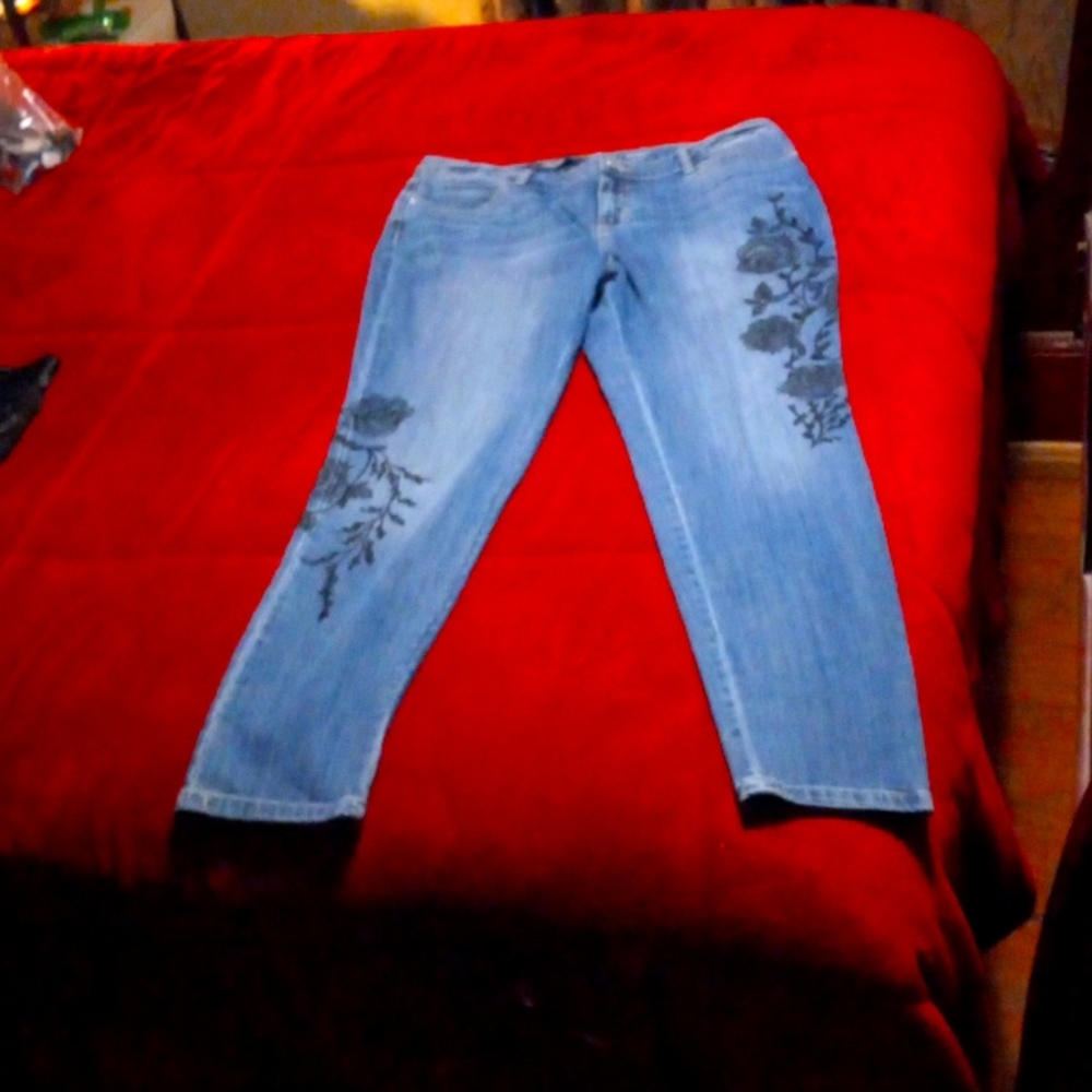 Vera Wang skinny jeans roses